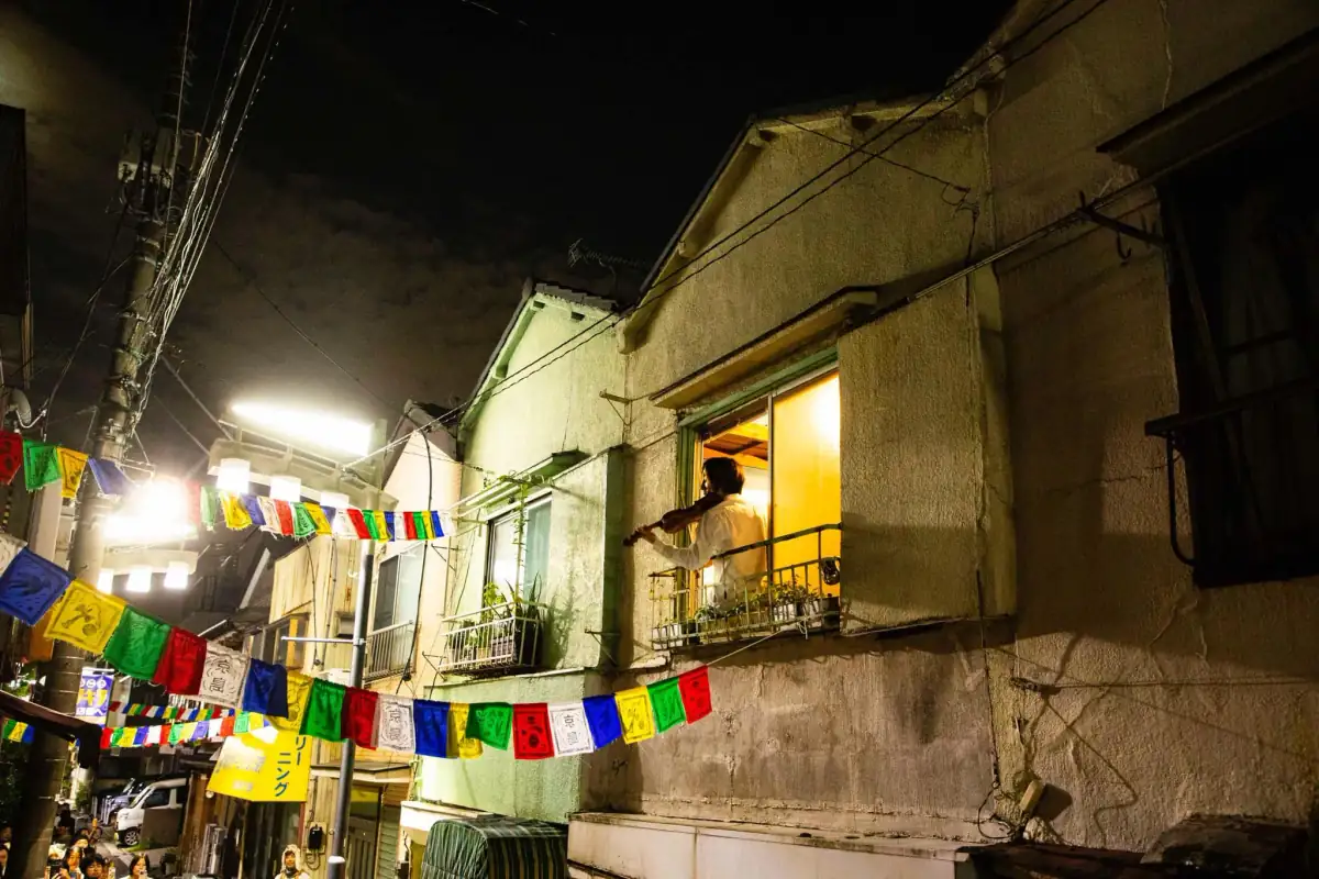 細い路地に並ぶ古い家並み