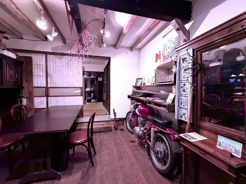 バイクと古い家具の展示空間