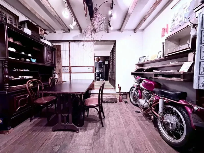 家具とバイクのある展示室