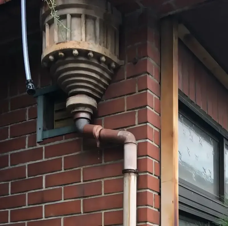 煉瓦の外壁と雨樋
