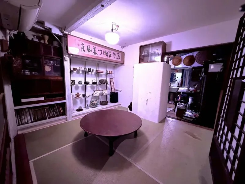 丸い座卓のある畳の部屋